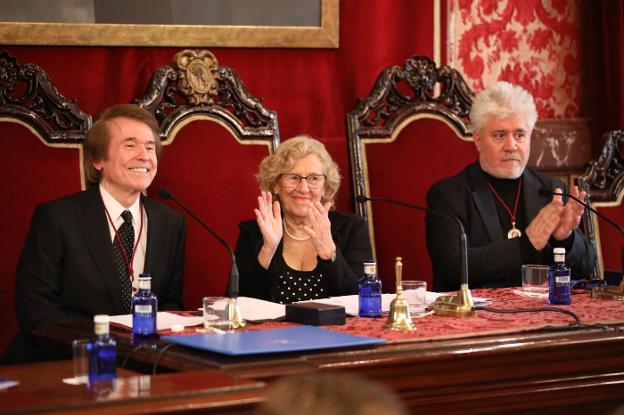 Raphael, la alcaldesa de Madrid, Manuela Carmena, y Pedro Almódovar, en el salón de plenos del antiguo ayuntamiento. :: r. c.