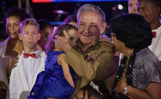 Raúl Castro asiste a un cumpleaños colectivo en la escuela para niños con necesidades especiales. 