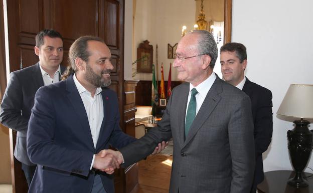 Cassá y De la Torre estrechan sus manos en presencia del concejal de Ciudadanos Alejandro Carballo y del edil Carlos Conde. 