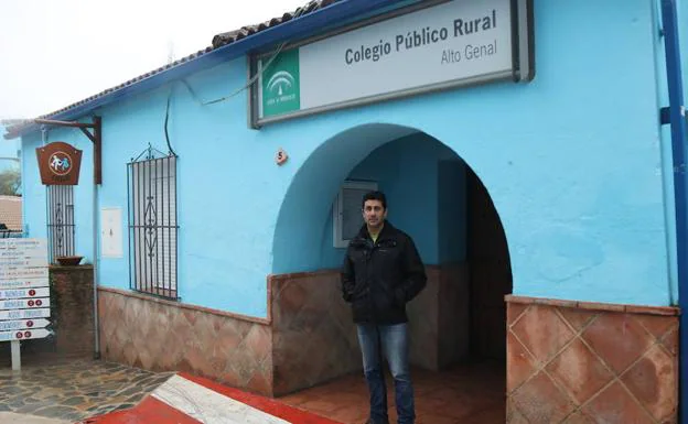 Lozano, ayer, junto a la sede del C. P. R. 'Alto Genal', que agrupa a siete pueblos de la zona. 