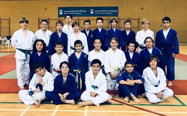 Los miembros del club de judo del colegio St. George. :: sur