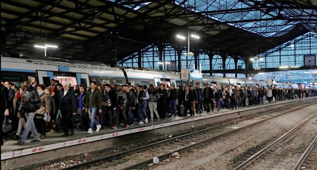 Numerosos viajeros se arremolinan en la estación parisina de Saint-Lazare durante una jornada de huelga pasada. :: Gonzalo Fuentes / reuters
