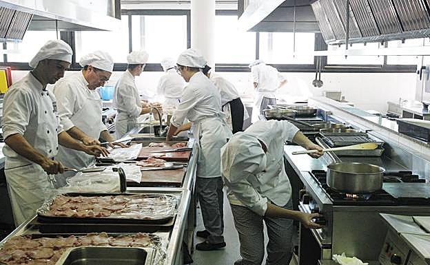 Estudiantes en la cocina de La Cónsula. 