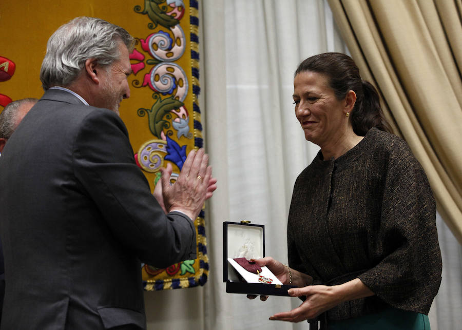 El ministro de Cultura, Íñigo Méndez de Vigo, entrega este galardón a dos de los malagueños más destacados en el ámbito de las letras