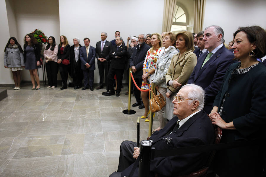 El ministro de Cultura, Íñigo Méndez de Vigo, entrega este galardón a dos de los malagueños más destacados en el ámbito de las letras