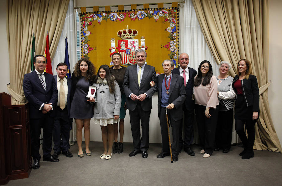 El ministro de Cultura, Íñigo Méndez de Vigo, entrega este galardón a dos de los malagueños más destacados en el ámbito de las letras