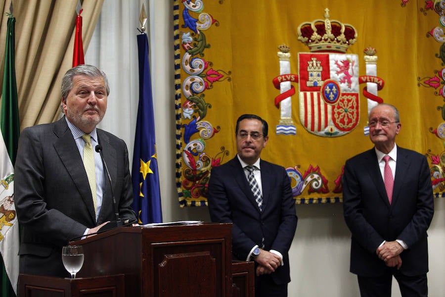 El ministro de Cultura, Íñigo Méndez de Vigo, entrega este galardón a dos de los malagueños más destacados en el ámbito de las letras