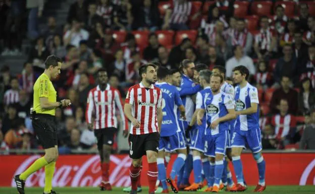 Los jugadores del Deportivo celebran uno de los tres goles marcador al Athletic. 