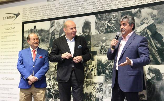 Eduardo Castro (izda.), con el presidente de Yamaha Europa, Eric De Seynes, y el director general de la marca en España, Víctor Gonzalez, en la inauguración de la tienda renovada. El decorado son fotos suyas de corredor de motocross.