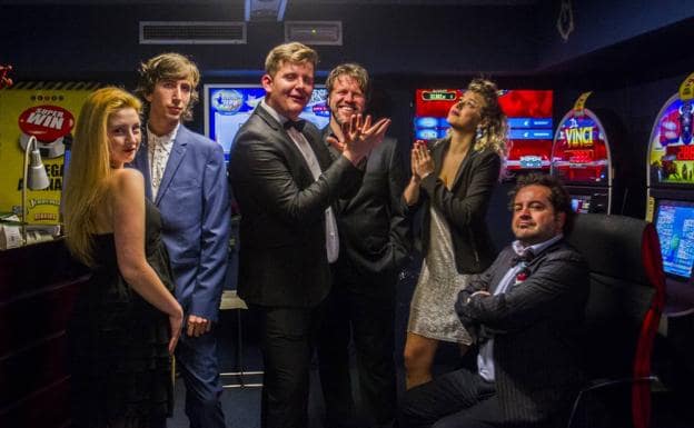 El actor Carlos Suárez (en el centro) junto a parte del equipo en el bingo Casa Curro. 