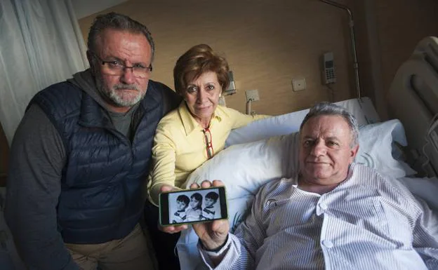 Pedro, Maribel y José Antonio Cabrera Collado, en una habitación del Hospital Carlos Haya. 