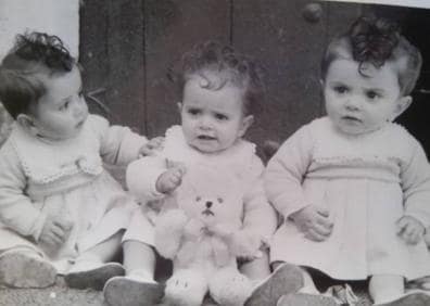 Imagen secundaria 1 - Arriba, los bebés, con su madre y varias enfermeras del hospital. Abajo, los tres hermanos, en una foto familiar. Al lado, dos de los hermanos.