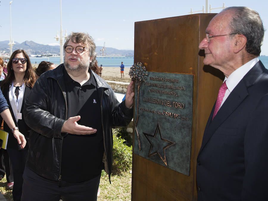 Guillermo del Toro descubre el lmonolito del Premio Málaga-SUR.