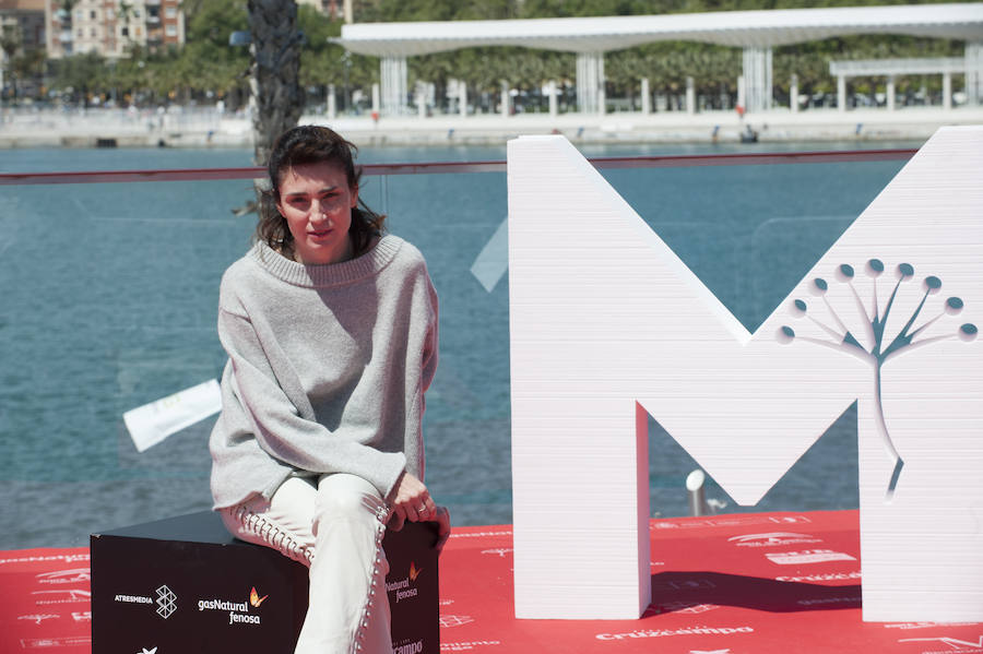 La actriz y directora de la película 'La reina del miedo', Valeria Bertuccelli, posa en el photocall del Muelle Uno.