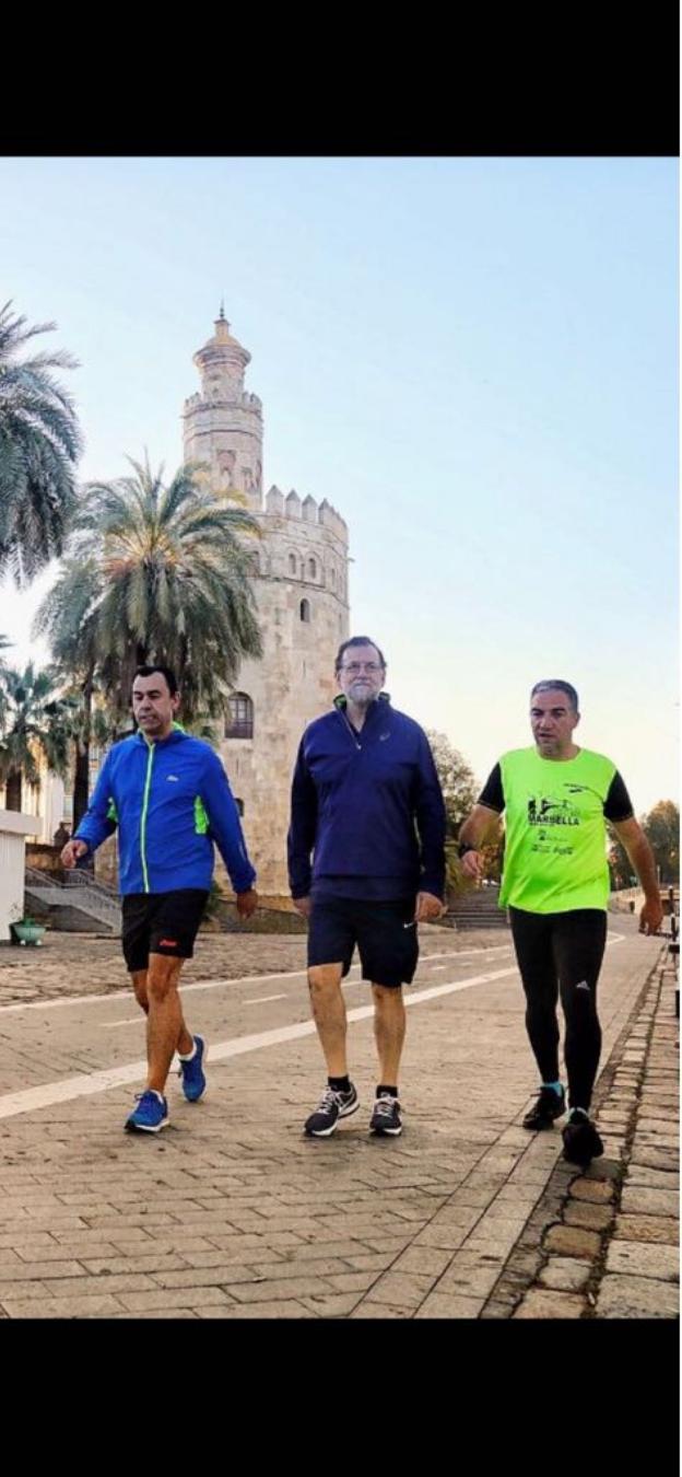 Bendodo y Rajoy haciendo deporte junto a la Torre del Oro. :: sur
