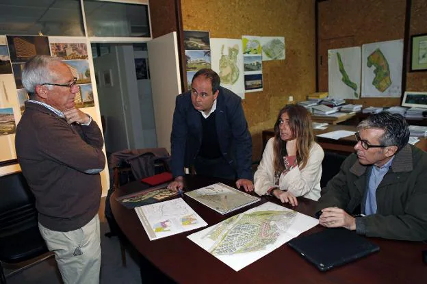 Representantes del estudio de arquitectura y de los propietarios, frente a varios planos del proyecto de Santa Rosalía . :: migue fernández