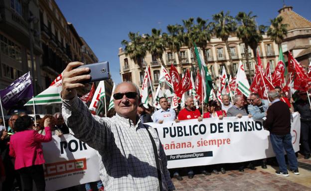 Multitudinaria manifestación en Málaga por una pensiones dignas