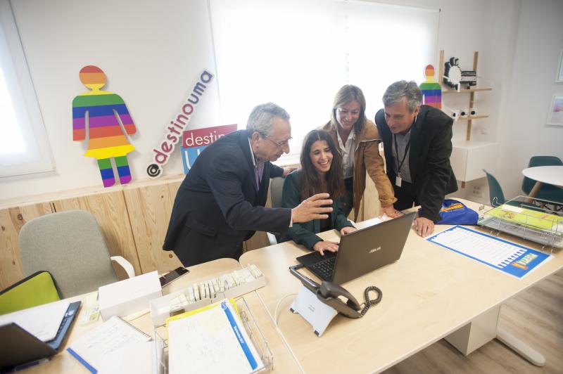 El rector de la Universidad de Málaga (UMA), José Ángel Narváez, visita la nueva Oficina de Atención al Estudiante.