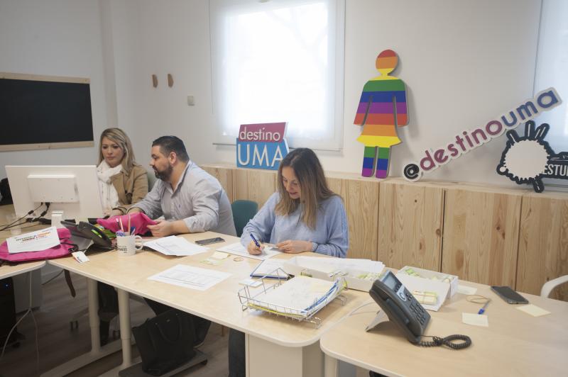 Primeros alumnos que visitan la nueva Oficina de Atención al Estudiante de la UMA en Teatinos.