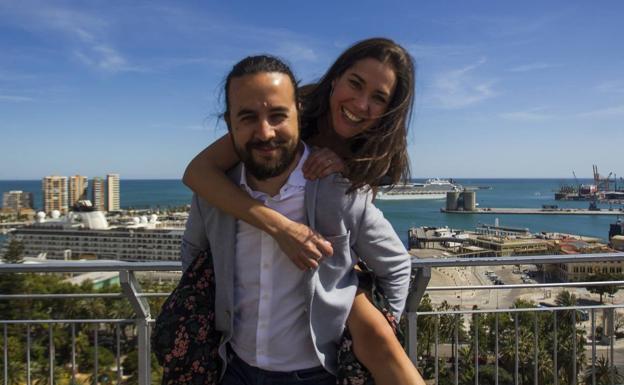 Ezekiel Montes y Elena Martínez imitan el cartel de su película en la terraza del Málaga Palacio 