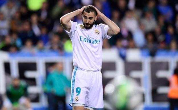 Karim Benzema, con rostro serio en La Rosaleda. 