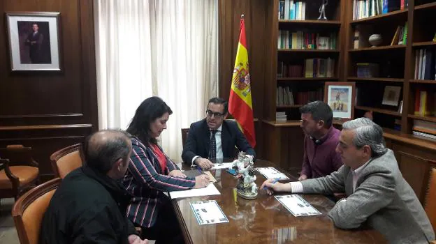 Reunión de los regantes con el subdelegado de Gobierno, Miguel Briones. 