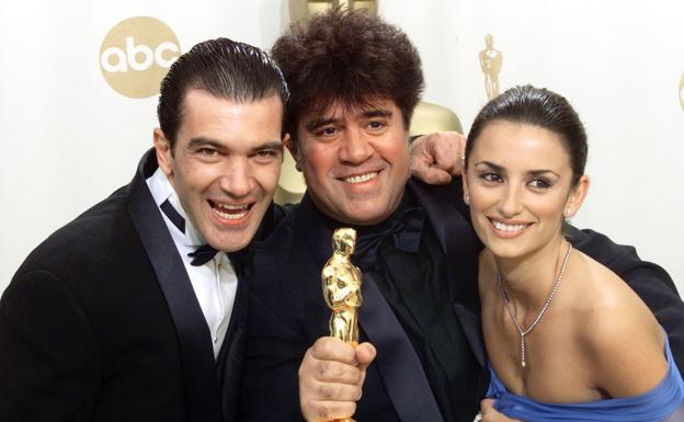 Pedro Almodóvar, con Antonio Banderas y Penélope Cruz en la 72 ceremonia de los Oscar.