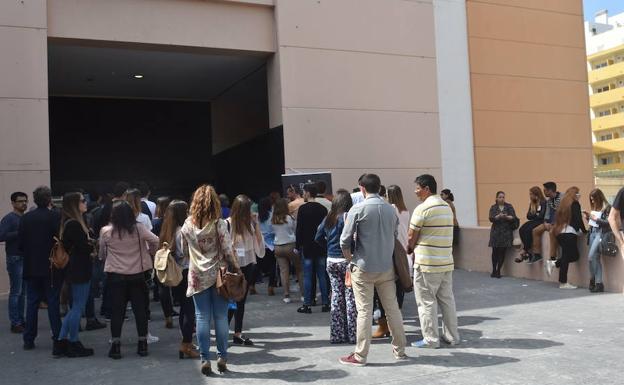 Colas que se produjeron el año pasado durante el proceso de selección en el Palacio de Ferias. 