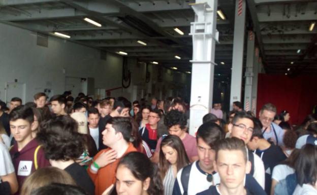 Los estudiantes torroxeños, en uno de los puertos, saliendo por la zona de carga del 'Rhapsody', de la naviera italiana GNV. 