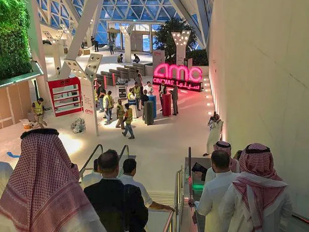 Una sala de cine en Riad se prepara, ayer, para su apertura. :: efe