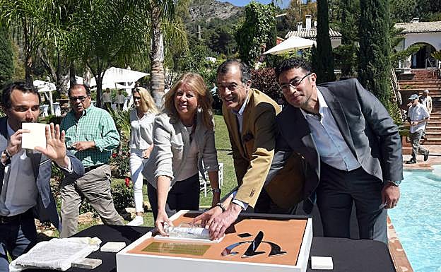 Autoridades en la colocación de la primera piedra del hotel. 