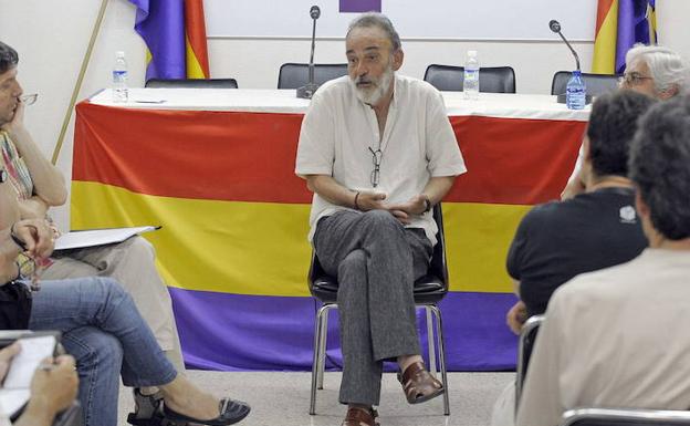 Luis Montes, durante la reunión que ha mantenido con sus socios de Valladolid sobre el derecho a una muerte digna. 
