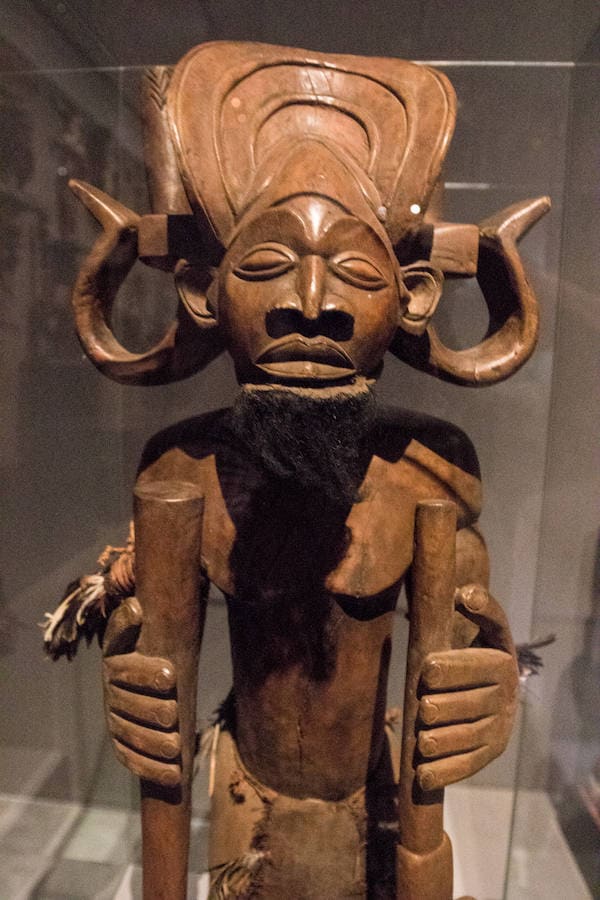 La muestra de arte africano incluye más de 170 obras inéditas, esculturas, ponchos de chamanes y mucho más.