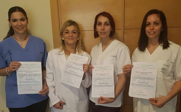 Las cuatro enfermeras muestran los premios recibidos. 