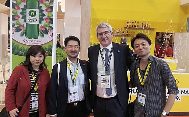 La miel de caña de Frigiliana conquista a los japoneses en Barcelona