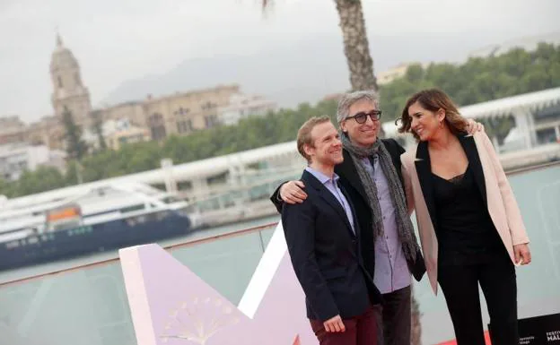 Los actores Fernando Ramallo y Lucía Jiménez posan junto al director David Trueba durante la presentación de la cinta.