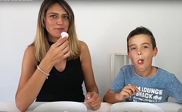 Nicolás habla en sus vídeos de juegos o apps.