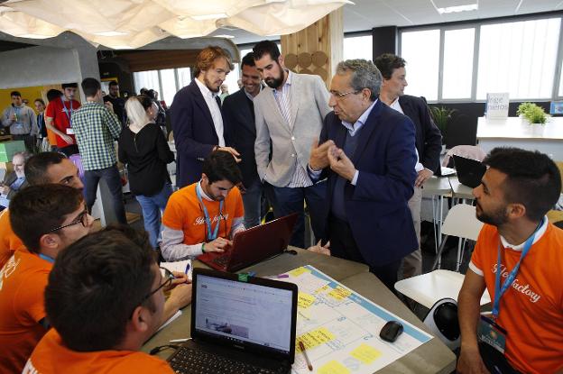 Los responsables de BUND Ventures visitaron con el rector Ideas Factory. 