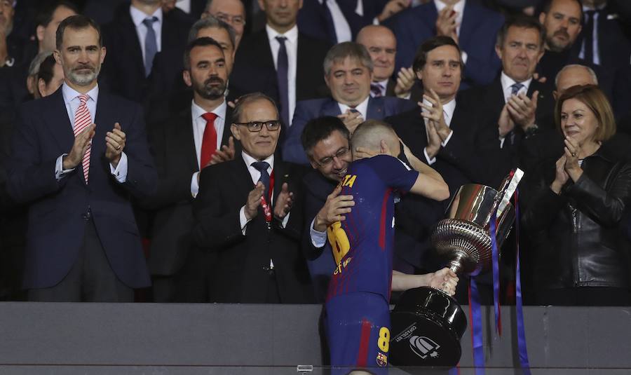 Andrés Iniesta se despidió de la Copa del Rey de la mejor manera posible, levantando el trofeo de campeón y realizando un auténtico partidazo que incluyó un gran gol marca de la casa.