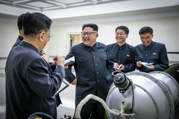 El líder norcoreano, Kim Jong-un, en una imagen de archivo durante una inspección a instalaciones nucleares. :: efe