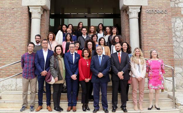 El rector, con trabajadores del CIE. 