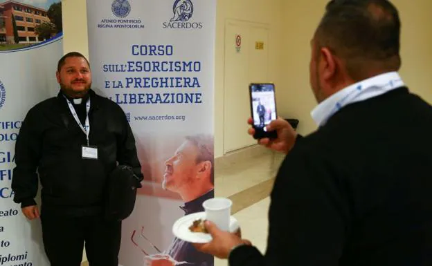 Imagen principal - Arriba, dos participantes se hacen fotos junto al cartel del curso. Abajo, a la derecha, el cardenal Ernest Simoni. A la izquierda, el dominico Juan José Gallego. 