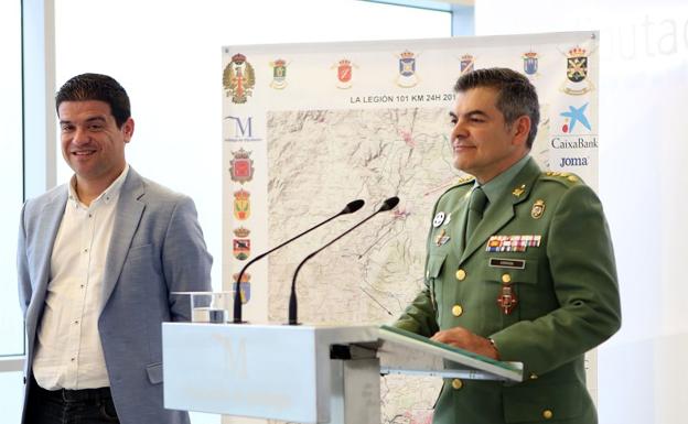 El diputado de Deportes, Cristóbal Ortega, y el Coronel Jefe del Tercio Alejandro Farnesio IV de La Legión, Ramón Armada, esta mañana en rueda de prensa.