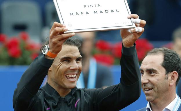 Nadal sujeta una placa con el nuevo nombre de la pista central del Real Club de Tenis de Barcelona-1899