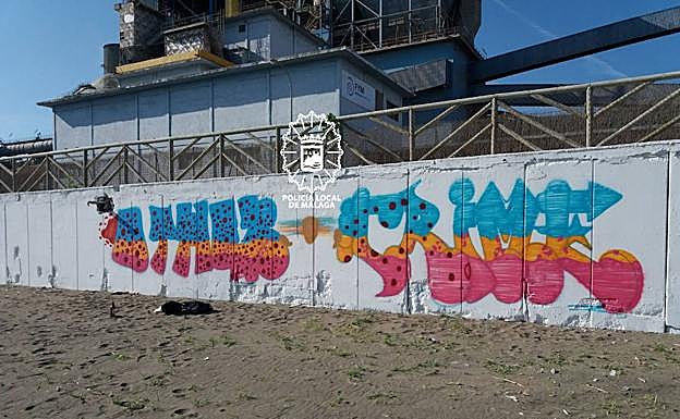 Grafitis aparecidos en la playa de La Araña. 