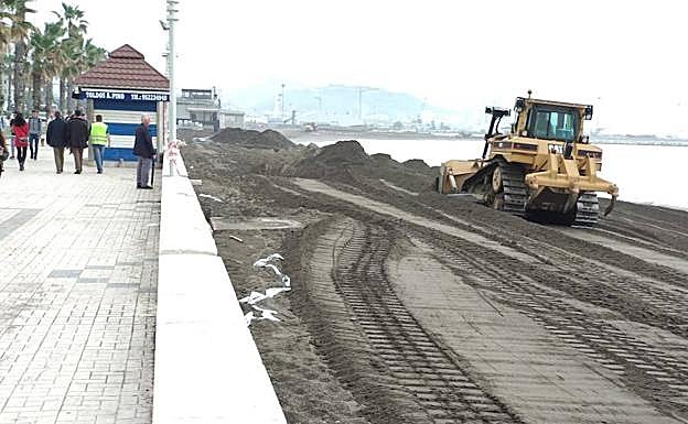 Trabajos de reposición de la playa de Huelin, a cargo de la Autoridad Portuaria, ayer. 
