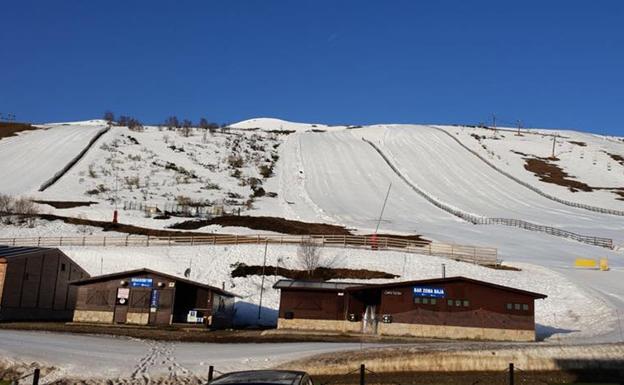 La nieve, en Leitariegos, protagonizaba la jornada del lunes