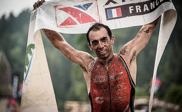 El triatleta rinconero, tras cruzar la meta como vencedor en la última edición del XTerra de Francia. 