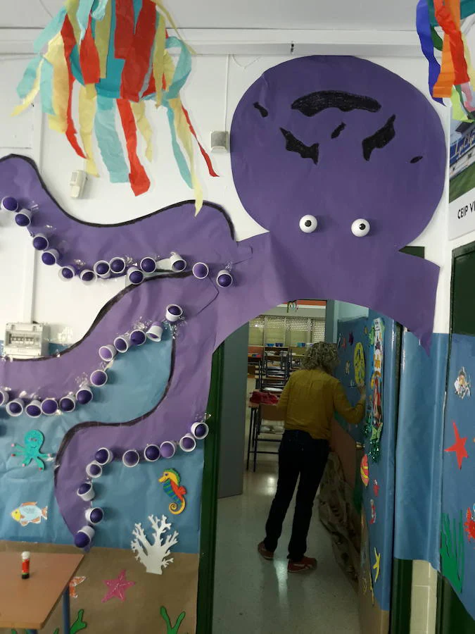 Familias y padres del CEIP Vicente Aleixandre se vuelcan en una iniciativa del centro escolar para decorar el interior con temáticas de libros como 'La Sirenita', 'El Principito', 'Alicia en el País de las Maravillas' o 'La ratita presumida'.