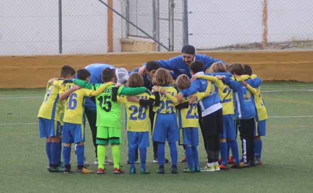 El equipo benjamín del Benamiel Atlético en una piña antes de un partido.